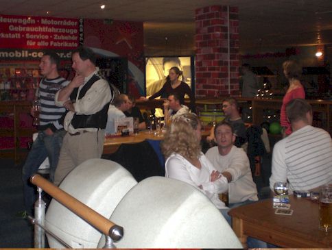 Kinder zielen mit dem Wasserstrahl auf eine Zielscheibe